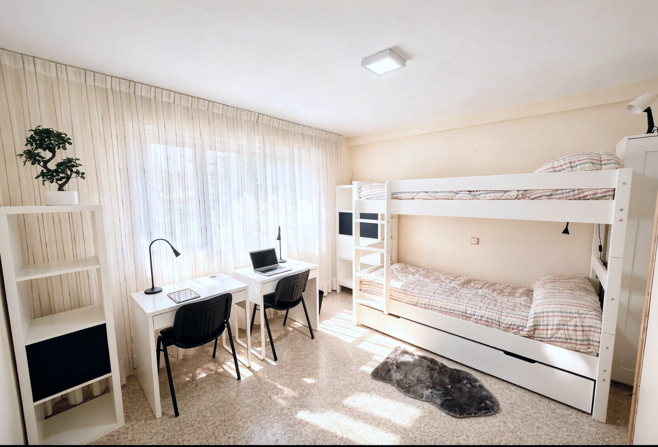 Habitación Gold Doble con litera y escritorios - MAC La Piovera Madrid