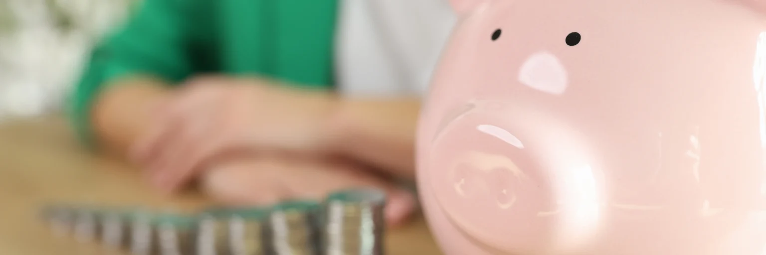 Estudiante ahorrando dinero al elegir residencia en Madrid