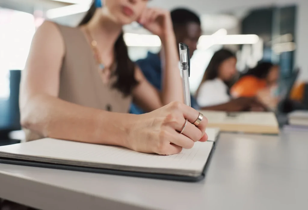 Cómo estudiar para los exámenes de la universidad