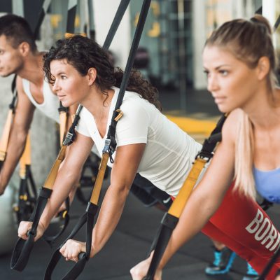 gimnasio-con-equipo-de-ciclismo-indoor