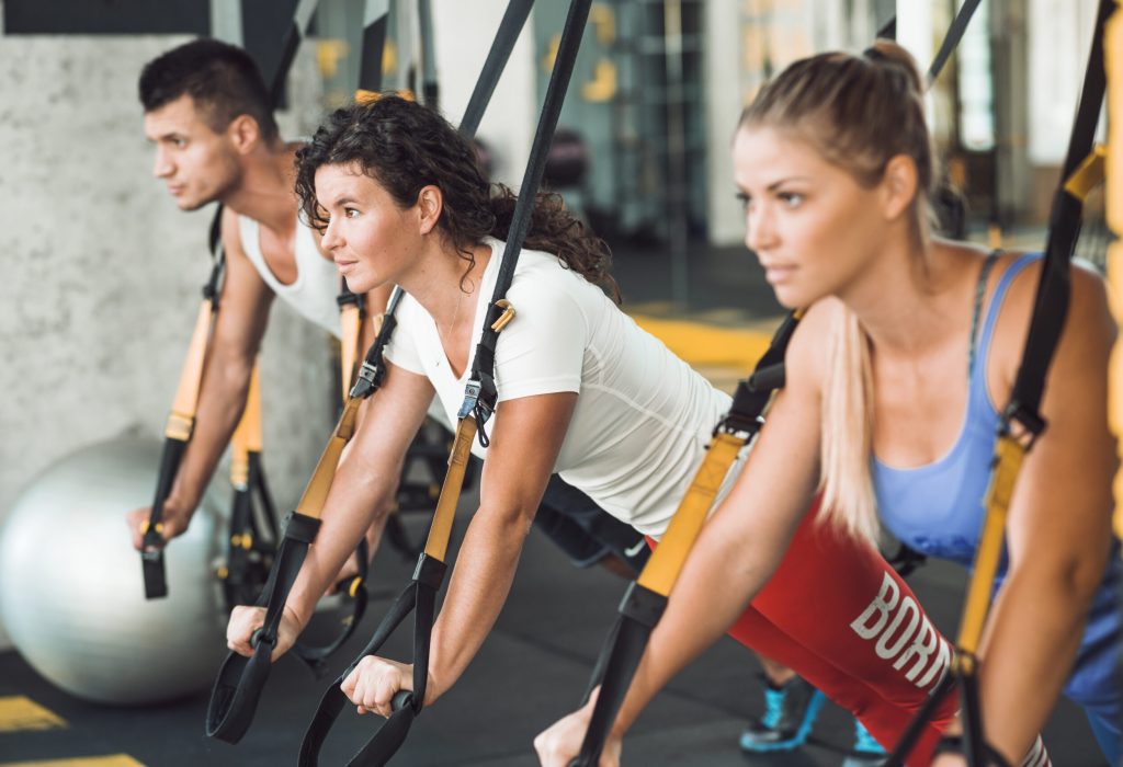 gimnasio-con-equipo-de-ciclismo-indoor